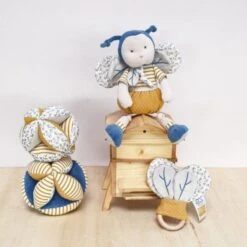 Balle Sensorielle Avec Hochet Bleu-Rayé 15cm Coton Bio Doudou Et Compagnie® - Doudou Bio Français -Jouets De Confort En Peluche Boutique balle sensorielle avec hochet bleu raye 15cm coton bio doudou et compagnie doudou bio francais 3