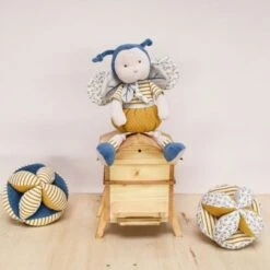 Balle Sensorielle Avec Hochet Fleuri-Ocre 15cm Coton Bio Doudou Et Compagnie® - Doudou Bio Français 12 Balle Sensorielle Avec Hochet Fleuri-Ocre 15cm Coton Bio Doudou Et Compagnie® - Doudou Bio Français -Jouets De Confort En Peluche Boutique balle sensorielle avec hochet fleuri ocre 15cm coton bio doudou et compagnie doudou bio francais 5