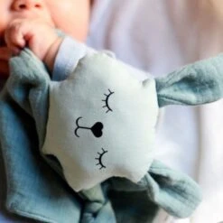 Doudou Plat à Nœuds Coton Bio Bunny APunt Barcelona®- Doudou Bébé Bio 11 Doudou Plat à Nœuds Coton Bio Bunny APunt Barcelona®- Doudou Bébé Bio -Jouets De Confort En Peluche Boutique doudou bebe coton bio bunny apunt barcelona doudou bio 4