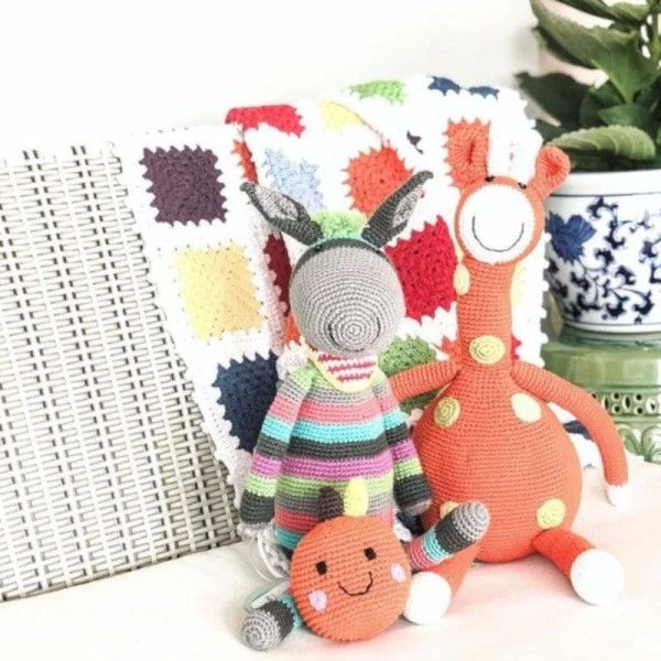 Doudou Girafe 32cm Pebble® Maille Crochet Coton Bio - Doudou Bébé Bio 4 Doudou Girafe 32cm Pebble® Maille Crochet Coton Bio - Doudou Bébé Bio – Image 4