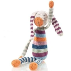 Doudou Hochet Lapin Rayé MultiColor 31cm Pebble® Maille Crochet Coton Bio - Doudou Bébé Bio