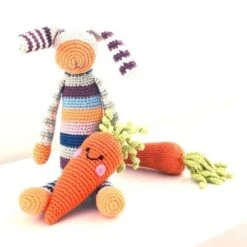 Doudou Hochet Lapin Rayé MultiColor 31cm Pebble® Maille Crochet Coton Bio - Doudou Bébé Bio -Jouets De Confort En Peluche Boutique doudou hochet coton lapin stripey multi pebble doudou bebe bio 3