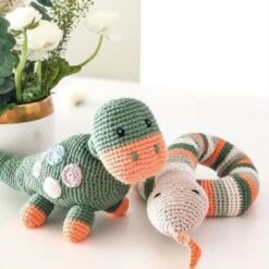 Doudou Hochet Dinosaure Dippi Kaki 25cm Pebble® Maille Crochet Coton Bio - Doudou Bébé Bio -Jouets De Confort En Peluche Boutique doudou hochet dinosaure dippi kaki 25cm pebble maille crochet coton bio doudou bebe bio 2