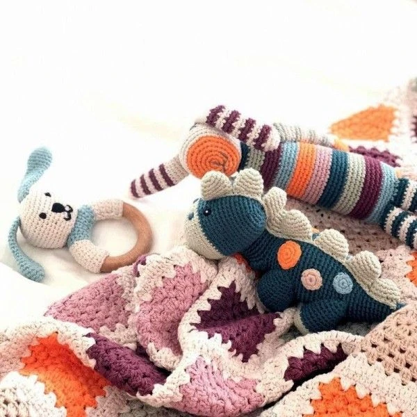 Doudou Hochet Dinosaure Steggi Violet 25cm Pebble® Maille Crochet Coton Bio - Doudou Bébé Bio 3 Doudou Hochet Dinosaure Steggi Violet 25cm Pebble® Maille Crochet Coton Bio - Doudou Bébé Bio – Image 3