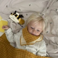 Doudou Hochet Fabelab® Abeille 17 Cm Coton Bio GOTS Fabelab® - Hochets Bio Scandinave -Jouets De Confort En Peluche Boutique doudou hochet fabelab abeille 17 cm coton bio gots fabelab hochets bio scandinave 2