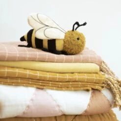 Doudou Hochet Fabelab® Abeille 17 Cm Coton Bio GOTS Fabelab® - Hochets Bio Scandinave -Jouets De Confort En Peluche Boutique doudou hochet fabelab abeille 17 cm coton bio gots fabelab hochets bio scandinave 3