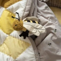 Doudou Hochet Fabelab® Abeille 17 Cm Coton Bio GOTS Fabelab® - Hochets Bio Scandinave -Jouets De Confort En Peluche Boutique doudou hochet fabelab abeille 17 cm coton bio gots fabelab hochets bio scandinave 4