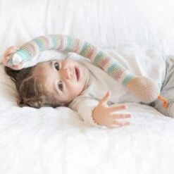 Doudou Hochet Serpent Pastel 47cm Pebble® Maille Crochet Coton Bio - Doudou Bébé Bio -Jouets De Confort En Peluche Boutique doudou hochet serpent pastel 47cm pebble maille crochet coton bio doudou bebe bio 3