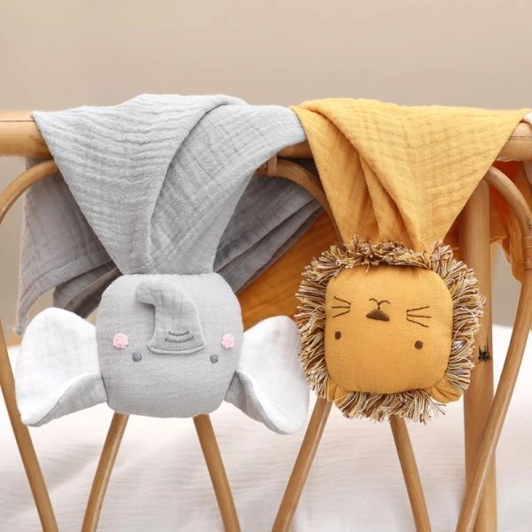 Doudou Plat Lange De Mousseline Eléphant Estelle Albetta® 35cm Coton Bio - Lange Doudou 2 Doudou Plat Lange De Mousseline Eléphant Estelle Albetta® 35cm Coton Bio - Lange Doudou – Image 2