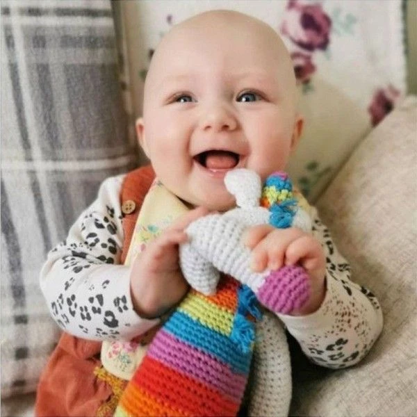 Doudou Licorne Rainbow 37cm Pebble® Maille Crochet Coton Bio - Doudou Bébé Bio 5 Doudou Licorne Rainbow 37cm Pebble® Maille Crochet Coton Bio - Doudou Bébé Bio – Image 5