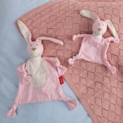 Doudou Naissance Petit Lapin Rose Plat à Nœuds Jersey De Coton Bio Sigikid® 19 Cm - Doudou Bébé -Jouets De Confort En Peluche Boutique doudou naissance petit elephant plat a noeuds jersey de coton bio sigikid 19 cm doudou bebe 10