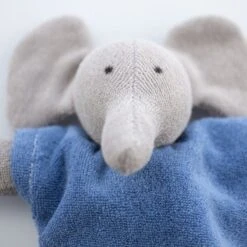 Doudou Peluche Eléphant Bleu 23cm Nanchen Natur® Coton & Laine Bio- Jouet Bio 9 Doudou Peluche Eléphant Bleu 23cm Nanchen Natur® Coton & Laine Bio- Jouet Bio -Jouets De Confort En Peluche Boutique doudou peluche elephant bleu nanchen natur coton laine bio jouet bio 3
