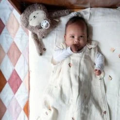 Doudou Peluche Fabbies Paresseux Gris Terre Fabelab® Coton Bio GOTS - Doudou Bio Scandinave -Jouets De Confort En Peluche Boutique doudou peluche fabbies paresseux gris terre fabelab coton bio gots doudou bio scandinave 2