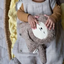 Doudou Peluche Fabbies Paresseux Gris Terre Fabelab® Coton Bio GOTS - Doudou Bio Scandinave -Jouets De Confort En Peluche Boutique doudou peluche fabbies paresseux gris terre fabelab coton bio gots doudou bio scandinave 3