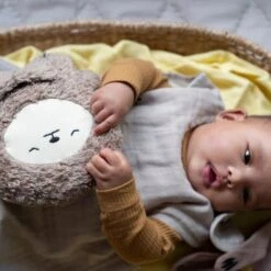 Doudou Peluche Fabbies Paresseux Gris Terre Fabelab® Coton Bio GOTS - Doudou Bio Scandinave -Jouets De Confort En Peluche Boutique doudou peluche fabbies paresseux gris terre fabelab coton bio gots doudou bio scandinave 4