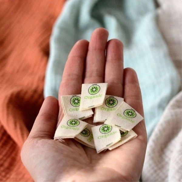 Doudou Plat à Nœuds Coton Bio Lion APunt Barcelona®- Doudou Bébé Bio 5 Doudou Plat à Nœuds Coton Bio Lion APunt Barcelona®- Doudou Bébé Bio – Image 5