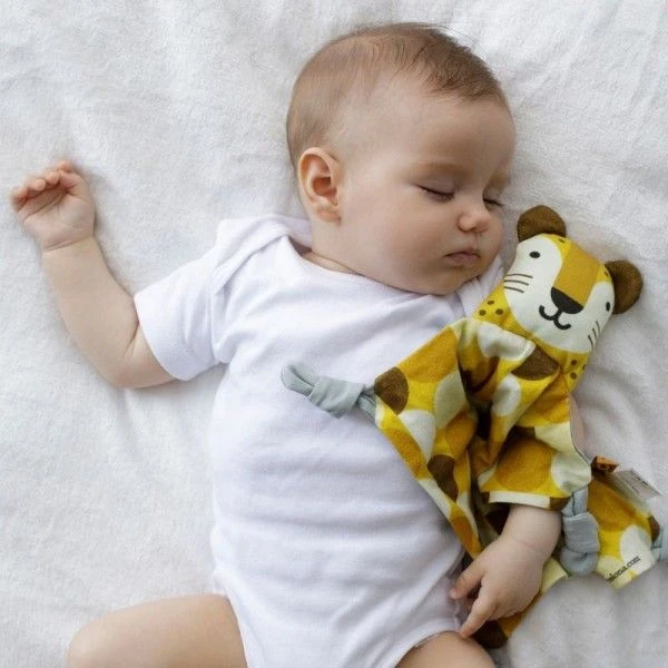 Doudou Plat à Nœuds Coton Naturel Oeko Tex Léopard APunt Barcelona®- Doudou Bébé 4 Doudou Plat à Nœuds Coton Naturel Oeko Tex Léopard APunt Barcelona®- Doudou Bébé – Image 4
