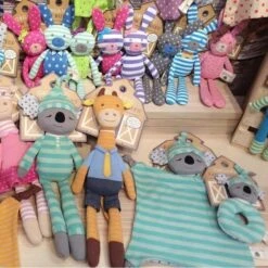 Doudou Plat à NœudsKoala Kozy Rayé 30 Cm Coton Bio Organic Farm Buddies™ - Jouets Bio Apple Park™ -Jouets De Confort En Peluche Boutique doudou plat a noeuds koala kozy raye coton bio organic farm buddies jouets bio apple park 2