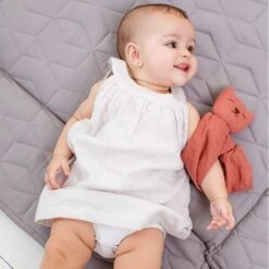 Doudou Plat Bébé Hoppa® Chat Mila Mousseline Rose Cerise 24cm Coton Bio GOTS - Doudou Bébé -Jouets De Confort En Peluche Boutique doudou plat bebe hoppa chat mila mousseline rose cerise 24cm coton bio gots doudou bebe 2