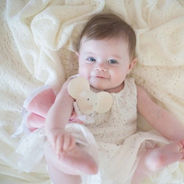 Doudou Plat Caoutchouc Naturel & Coton Meiya La Souris Meiya & Alvin® - Jouet Bio 2 Doudou Plat Caoutchouc Naturel & Coton Meiya La Souris Meiya & Alvin® - Jouet Bio – Image 2