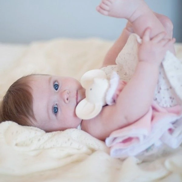 Doudou Plat Caoutchouc Naturel & Coton Meiya La Souris Meiya & Alvin® - Jouet Bio 3 Doudou Plat Caoutchouc Naturel & Coton Meiya La Souris Meiya & Alvin® - Jouet Bio – Image 3