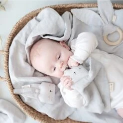 Doudou Plat Carré Lapin Gris Argent Fabelab® Coton Bio GOTS - Doudou Bio Scandinave -Jouets De Confort En Peluche Boutique doudou plat carre lapin gris argent fabelab coton bio gots doudou bio scandinave 3