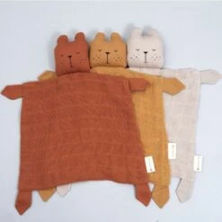 Doudou Plat Carré Ours Caramel Fabelab® Mousseline Coton Bio GOTS- Doudou Bio Scandinave 6 Doudou Plat Carré Ours Caramel Fabelab® Mousseline Coton Bio GOTS- Doudou Bio Scandinave -Jouets De Confort En Peluche Boutique doudou plat carre ours caramel fabelab mousseline coton bio gots doudou bio scandinave 2