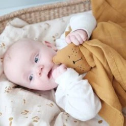 Doudou Plat Carré Ours Paresseux Ocre 34cm Fabelab® Coton Bio GOTS- Doudou Bio Scandinave -Jouets De Confort En Peluche Boutique doudou plat carre ours paresseux ocre 34cm fabelab coton bio gots doudou bio scandinave 2
