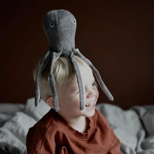 Grande Peluche Poulpe 60cm Filibabba® -Doudou Peluche Design Scandinave 5 Grande Peluche Poulpe 60cm Filibabba® -Doudou Peluche Design Scandinave – Image 5