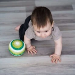 Hochet Balle En Crochet Verte APunt Barcelona® - Hochets Bébé Bio -Jouets De Confort En Peluche Boutique hochet balle en crochet verte apunt barcelona hochets bebe bio 2