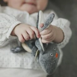 Hochet Bio & Anneau De Dentition Lapin Gris Wooly Organic® Coton Bio 12 Cm - Doudou Bio GOTS -Jouets De Confort En Peluche Boutique hochet bio anneau de dentition lapin gris wooly organic coton bio 12 cm doudou bio gots 3