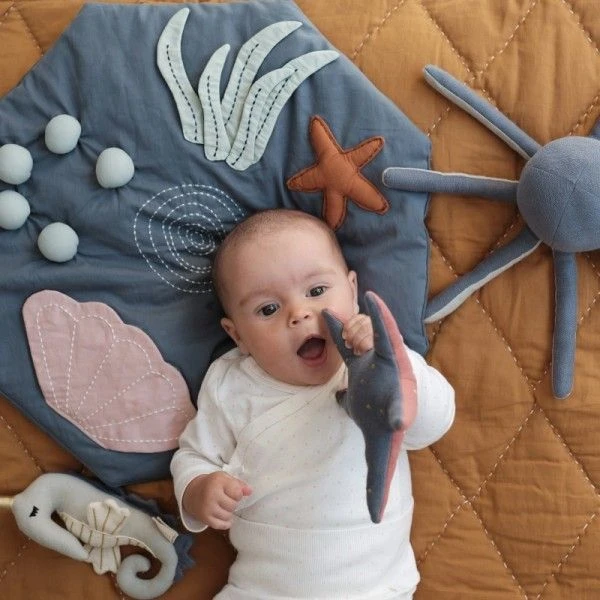 Doudou Hochet Etoile De Mer Fabelab® 20 Cm Coton Bio GOTS- Jouet Bio Scandinave 4 Doudou Hochet Etoile De Mer Fabelab® 20 Cm Coton Bio GOTS- Jouet Bio Scandinave – Image 4