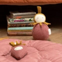 Hochet Fabelab® Fraise 12cm à Clipser Coton Bio GOTS- Hochets Bio Scandinave -Jouets De Confort En Peluche Boutique hochet fabelab fraise 12cm a clipser coton bio gots hochets bio scandinave 2