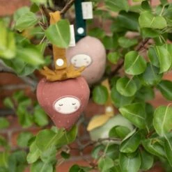 Hochet Fabelab® Fraise 12cm à Clipser Coton Bio GOTS- Hochets Bio Scandinave -Jouets De Confort En Peluche Boutique hochet fabelab fraise 12cm a clipser coton bio gots hochets bio scandinave 3