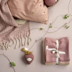 Hochet Fabelab® Fraise 12cm à Clipser Coton Bio GOTS- Hochets Bio Scandinave -Jouets De Confort En Peluche Boutique hochet fabelab fraise 12cm a clipser coton bio gots hochets bio scandinave 4