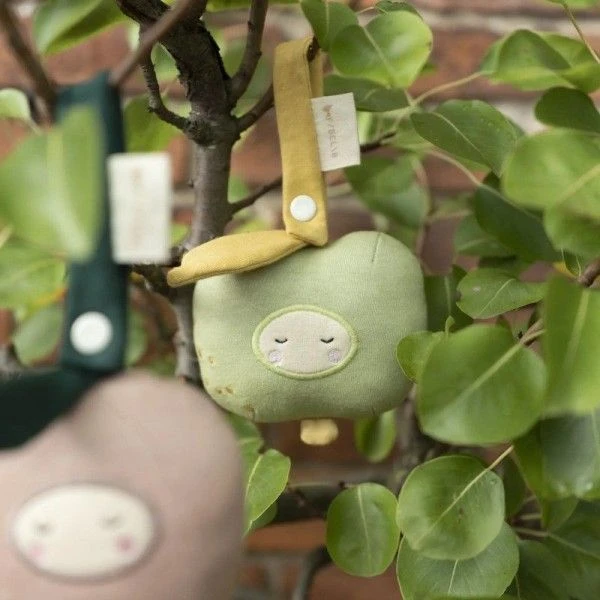 Hochet Fabelab® Pomme Verte 12cm à Clipser Coton Bio GOTS - Hochets Bio Scandinave 2 Hochet Fabelab® Pomme Verte 12cm à Clipser Coton Bio GOTS - Hochets Bio Scandinave – Image 2