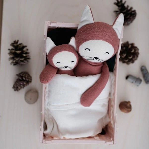 Hochet Fabelab® Renard Rouge Brique17 Cm Coton Bio GOTS- Hochets Bio Scandinave 2 Hochet Fabelab® Renard Rouge Brique17 Cm Coton Bio GOTS- Hochets Bio Scandinave – Image 2