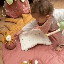 Jouets Bébé Culbuto Fraise Fabelab® 18 Cm Coton Bio GOTS- Jouet Bio Scandinave -Jouets De Confort En Peluche Boutique jouets bebe culbuto abeille fabelab 18 cm coton bio gots jouet bio scandinave 9