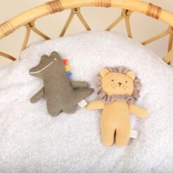 Mini Doudou Hochet éponge De Coton Bio Lion Leo 17cm Albetta® - Hochet Lion -Jouets De Confort En Peluche Boutique mini doudou hochet eponge de coton bio lion leo 17cm albetta hochet lion 2