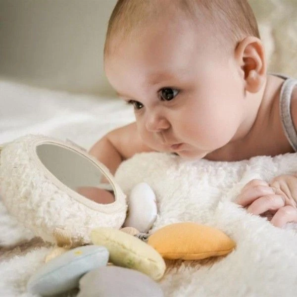 Mini Mobile Coton Bio & Bois Bahbah L'agneau Tikiri® - Jouet Bio 2 Mini Mobile Coton Bio & Bois Bahbah L'agneau Tikiri® - Jouet Bio – Image 2