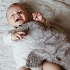 Peluche Bouillote Sèche Phoque Gris Coton Bio 40 Cm Senger® - Bouillotte Bio Naturel Senger -Jouets De Confort En Peluche Boutique peluche bouillote seche phoque gris coton bio 40 cm senger bouillotte bio naturel senger 2