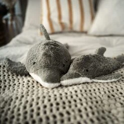 Peluche Bouillotte Dauphin Coton Bio 38 Cm Senger® - Bouillotte Sèche Bio -Jouets De Confort En Peluche Boutique peluche bouillotte dauphin coton bio 38 cm senger bouillotte seche bio 3