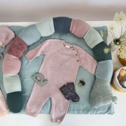 LÄSSIG Peluche Tricotée Avec Grelot Garden Explorer Chenille 163cm Lässig® - Peluche Lässig Bio -Jouets De Confort En Peluche Boutique peluche tricotee avec grelot garden explorer chenille laessig peluche laessig bio hochets bio 3