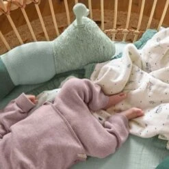 LÄSSIG Peluche Tricotée Avec Grelot Garden Explorer Chenille 163cm Lässig® - Peluche Lässig Bio -Jouets De Confort En Peluche Boutique peluche tricotee avec grelot garden explorer chenille laessig peluche laessig bio hochets bio 4