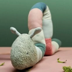 LÄSSIG Peluche Tricotée Avec Grelot Garden Explorer Chenille 163cm Lässig® - Peluche Lässig Bio -Jouets De Confort En Peluche Boutique peluche tricotee avec grelot garden explorer chenille laessig peluche laessig bio hochets bio 5