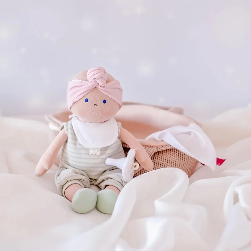 Poupée Bébé En Tissus Carry 25cm Set Couffin Tricoté Bonikka - Poupons 4 Poupée Bébé En Tissus Carry 25cm Set Couffin Tricoté Bonikka - Poupons – Image 4