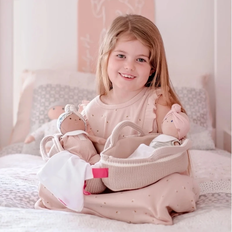 Poupée Bébé En Tissus Carry 25cm Set Couffin Tricoté Bonikka - Poupons 5 Poupée Bébé En Tissus Carry 25cm Set Couffin Tricoté Bonikka - Poupons – Image 5