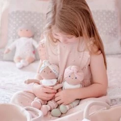 Poupée Bébé En Tissus Carry 25cm Set Couffin Tricoté Bonikka - Poupons 13 Poupée Bébé En Tissus Carry 25cm Set Couffin Tricoté Bonikka - Poupons -Jouets De Confort En Peluche Boutique poupee bebe en tissus carry 25cm set couffin tricote bonikka poupons 5