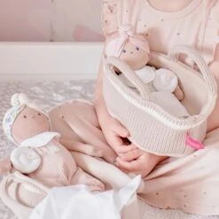 Poupée Bébé En Tissus Carry 25cm Set Couffin Tricoté Bonikka - Poupons 14 Poupée Bébé En Tissus Carry 25cm Set Couffin Tricoté Bonikka - Poupons -Jouets De Confort En Peluche Boutique poupee bebe en tissus carry 25cm set couffin tricote bonikka poupons 6