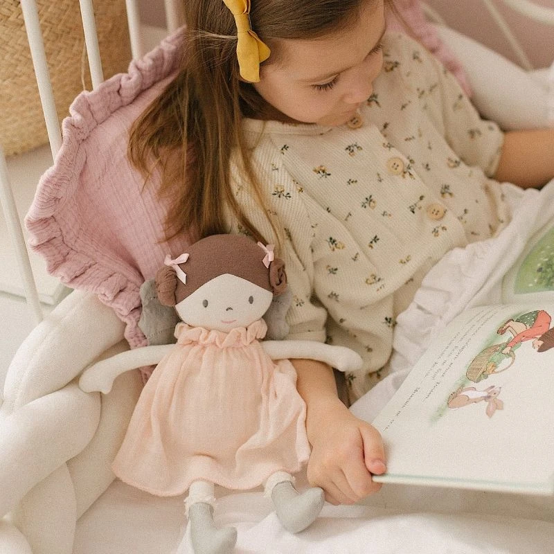 Poupée Chiffon Coton Bio Angelina Robe Mousseline Rose 33cm Bonikka - Poupée Bio 5 Poupée Chiffon Coton Bio Angelina Robe Mousseline Rose 33cm Bonikka - Poupée Bio – Image 5